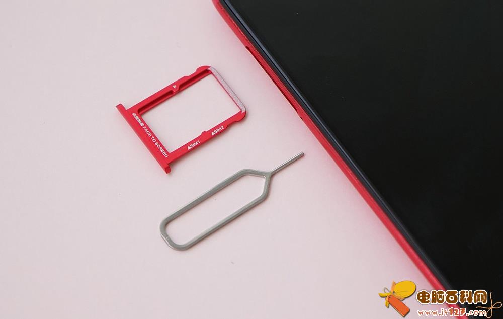 采用双nano SIM卡设计，卡托也被设计为红色。