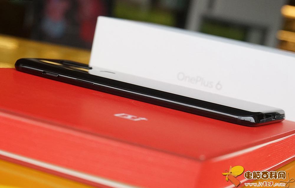 一加6预装了基于Android 8.1打造的氢OS，提升了应用启动速度，更新了游戏模式2.0，有着“西装暴徒”的体验，GPS定位也更加精准，打造“无负担”的快体验。值得一提的是，一加6也是首批适配Android P的机型，相关的测试版已经开放下载。